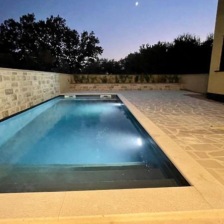 Ferienwohnung Mit Beheiztem Pool, 60 M Vom Strand Maslenica Exterior photo